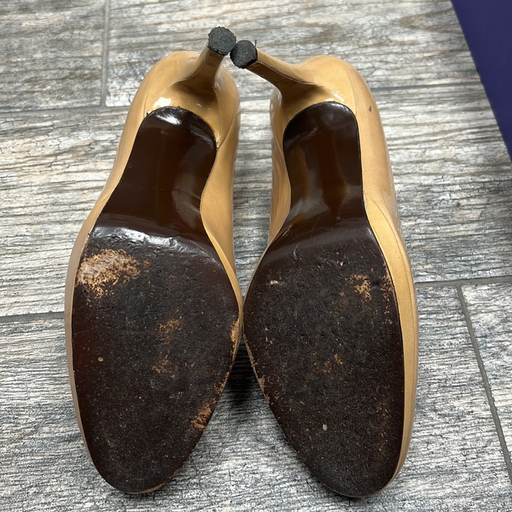 Beige Round Toe Stuart Weitzman Heel In A Size 38… - image 6